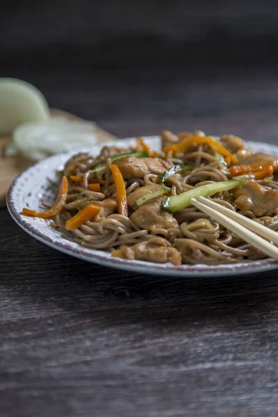 Makaron Soba Azjatyckich Chiken Teriyaki — Zdjęcie stockowe