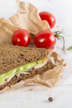 Çavdar ekmeği ve salatalıklı sandviç.