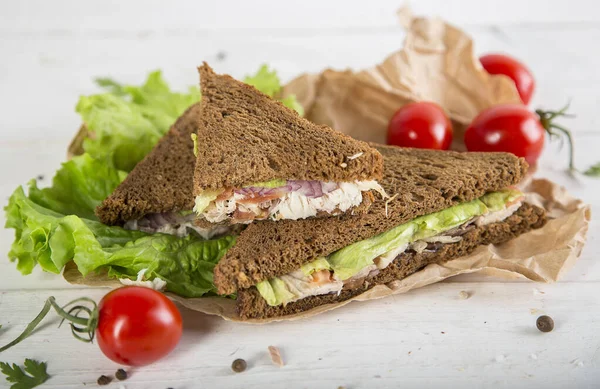 クラブサンドイッチでチキンとキュウリのダークライ麦パン — ストック写真