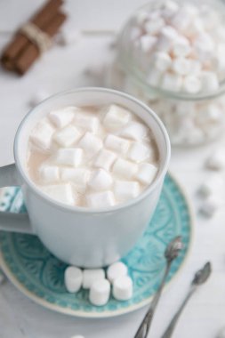 Şekerli sıcak çikolata.