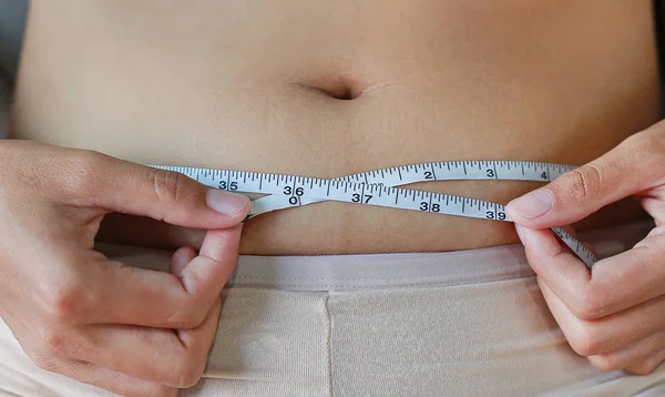Mulher gordura corporal sobrepeso. fita métrica ou fita adesiva . — Fotografia de Stock