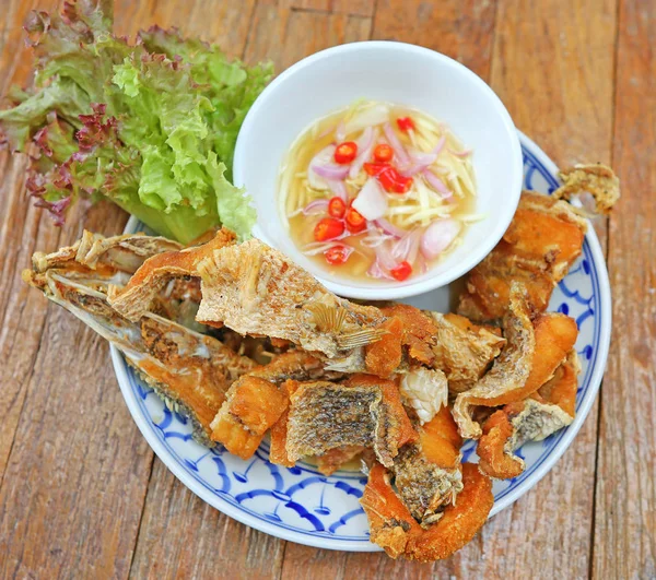 Lubina frita con salsa de pescado — Foto de Stock