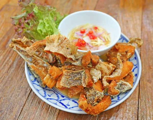 Lubina frita con salsa de pescado — Foto de Stock