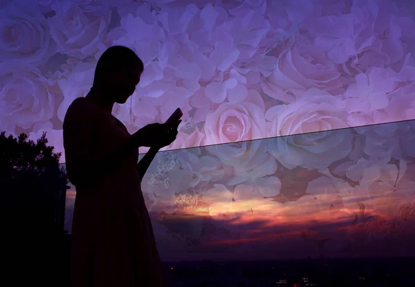 Silhouette einer Frau mit Smartphone bei Sonnenuntergang — Stockfoto