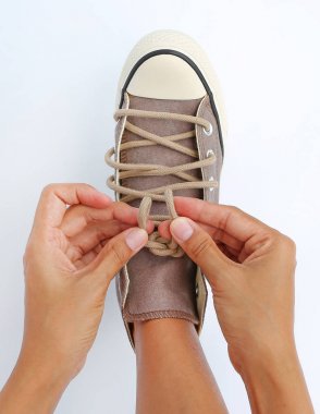 Onu ayakkabı tuval spor ayakkabı beyaz arka plan üzerine kravat