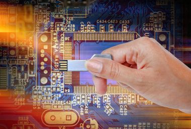 Parlak bir ışık ve devre karşı USB veri depolama tutan el