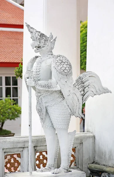 Der garuda isoliert auf weißem Hintergrund — Stockfoto