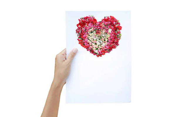 Mujer manos sosteniendo papel plano con imagen de corazón rosas flor — Foto de Stock