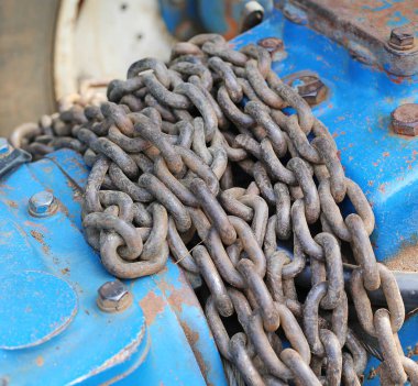 Eski paslı zincir yığını