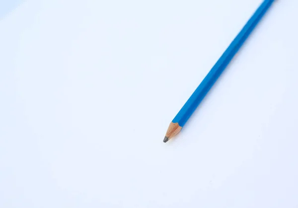 蓝色的铅笔在空白纸张上 — 图库照片