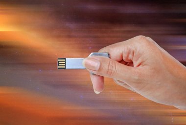 USB veri depolama ışık ve devre arka planda tutan el