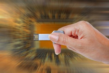 USB veri depolama ışık ve devre arka planda tutan el