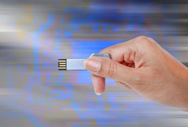 USB veri depolama ışık ve devre arka planda tutan el