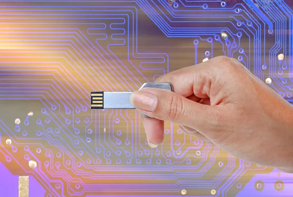 光和电路背景的手 Usb 数据存储 — 图库照片