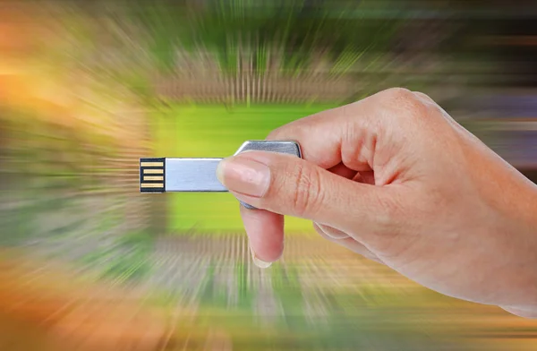 Almacenamiento de datos USB de mano contra la luz y el fondo del circuito — Foto de Stock