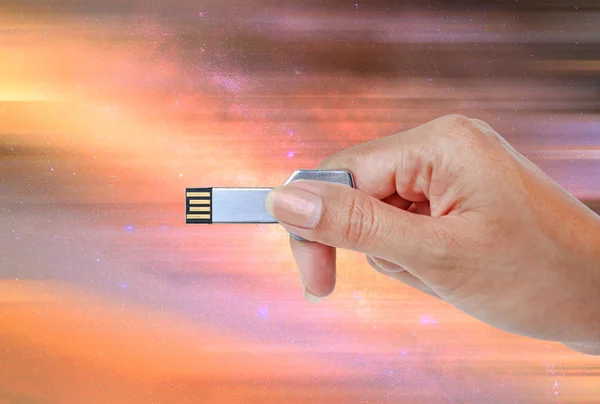 Almacenamiento de datos USB de mano contra la luz y el fondo del circuito — Foto de Stock