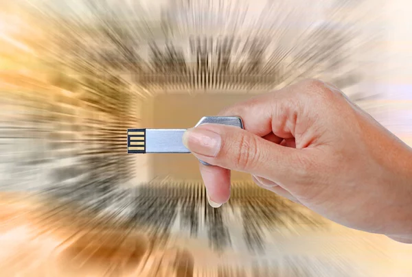 Mão segurando armazenamento de dados USB contra luz e fundo do circuito — Fotografia de Stock