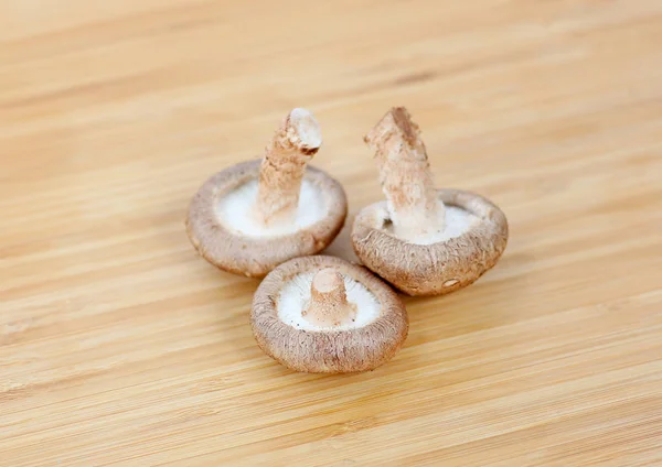 Шиитаке гриб на деревянном фоне — стоковое фото