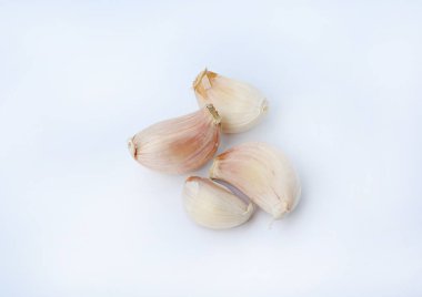 Beyaz arkaplanda sarımsak karanfilleri