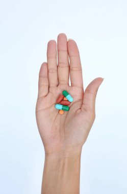 Bir kadının beyaz arka plan üzerinde biraz hap ile yardım