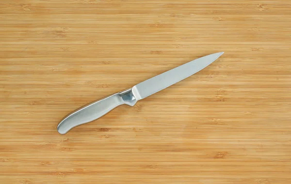 Çelik mutfak bıçakları ahşap oyun tahtası — Stok fotoğraf
