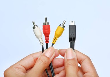 Beyaz bir arka plan üzerinde USB video ses yakalama bağdaştırıcısına Vhs Dvd hdd tv kartı holding eller