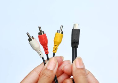 Beyaz bir arka plan üzerinde USB video ses yakalama bağdaştırıcısına Vhs Dvd hdd tv kartı holding eller