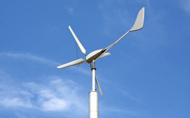 Bulut gökyüzü rüzgar türbini