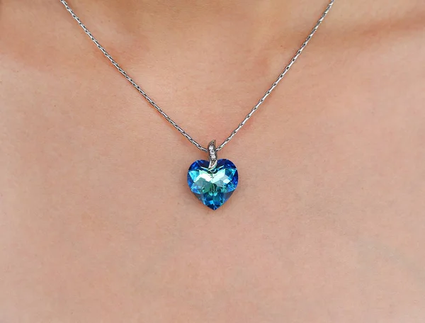 Close-up mulher vestindo brilhante céu azul colar de cristal — Fotografia de Stock