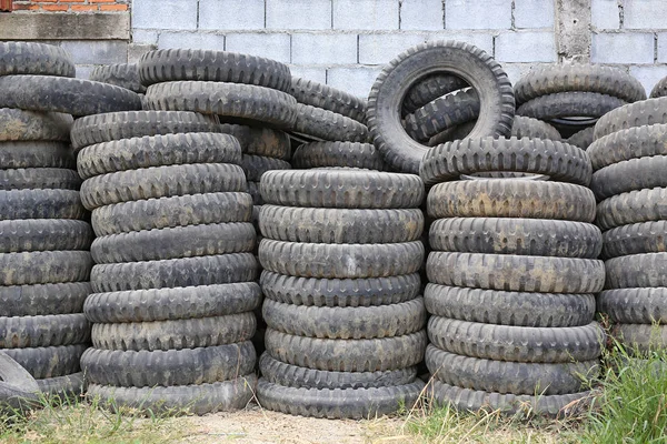 Old used tires stacked with high piles — Stock Photo, Image