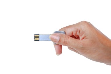 Beyaz arka plan üzerinde izole Metal anahtar Usb veri depolama tutan el.