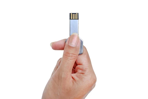 Mano que sostiene el almacenamiento de datos USB de la llave del metal aislado en fondo blanco . — Foto de Stock