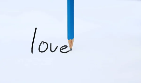 Lápis sobre um fundo de papel branco, escrevendo com lápis para palavra "amor  " — Fotografia de Stock