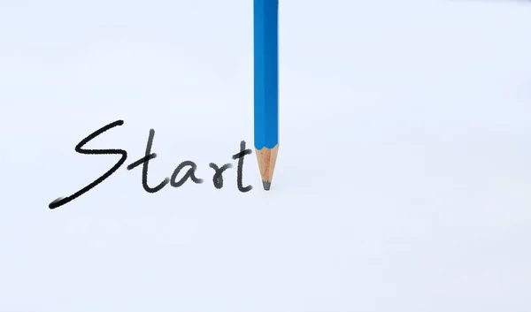 単語"スタートを鉛筆で書いて、ホワイト ペーパーの背景に鉛筆します。 " — ストック写真
