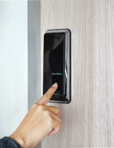 Δακτυλικών αποτυπωμάτων που χρησιμοποιείται ως μια μέθοδο ταυτοποίησης σε ένα κλείδωμα πόρτας — Φωτογραφία Αρχείου
