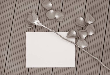 Boş boş kart Rose petal ahşap arka plan ile. Siyah ve beyaz sesi.