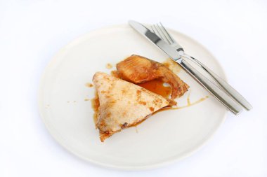 Teriyaki soslu beyaz arka plan karşı seramik plaka üzerinde Hamachi pişmiş.