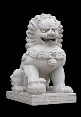 siyah arka plan üzerine izole Çin İmparatorluk aslan heykeli