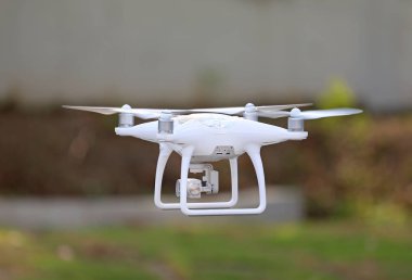 Parkta havada uçan uçak