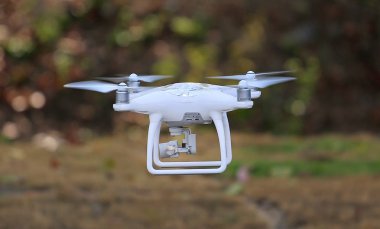 Parkta havada uçan uçak