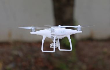 Parkta havada uçan uçak