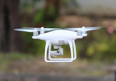 Parkta havada uçan uçak