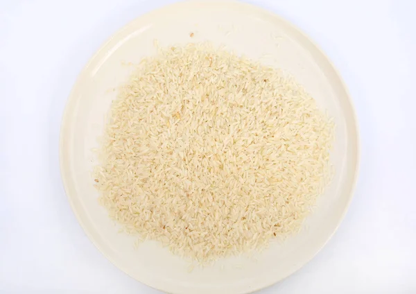 Jasmínová rýže bílá na bílé plotně proti bílým pozadím — Stock fotografie