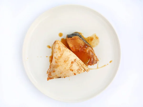 Hamachi cooked in Teriyaki sauce on ceramic plate against white background. — Stock Photo, Image