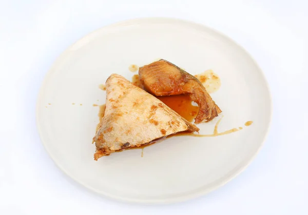 Hamachi cooked in Teriyaki sauce on ceramic plate against white background. — Stock Photo, Image