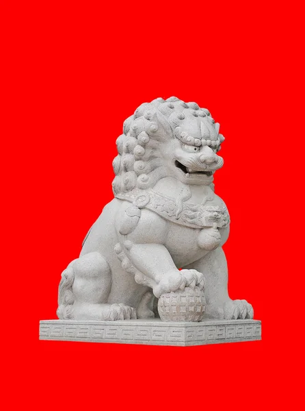 Chinesische kaiserliche Löwenstatue isoliert auf rotem Hintergrund — Stockfoto