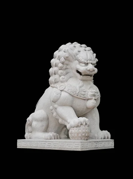 Chinees keizerlijke Leeuw standbeeld geïsoleerd op zwarte achtergrond — Stockfoto