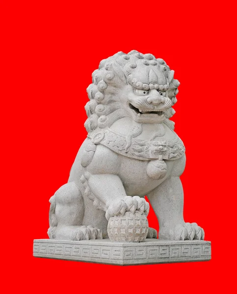 Κινέζικη αυτοκρατορική άγαλμα λιονταριού απομονώνονται σε κόκκινο φόντο — Φωτογραφία Αρχείου