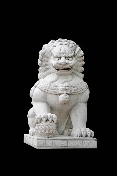 Chinesische kaiserliche Löwenstatue isoliert auf schwarzem Hintergrund — Stockfoto