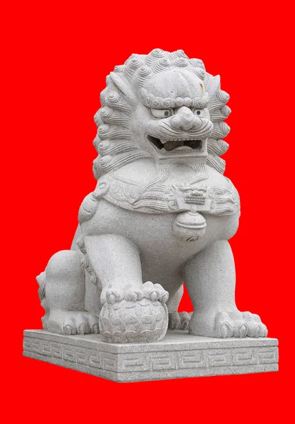 Κινέζικη αυτοκρατορική άγαλμα λιονταριού απομονώνονται σε κόκκινο φόντο — Φωτογραφία Αρχείου